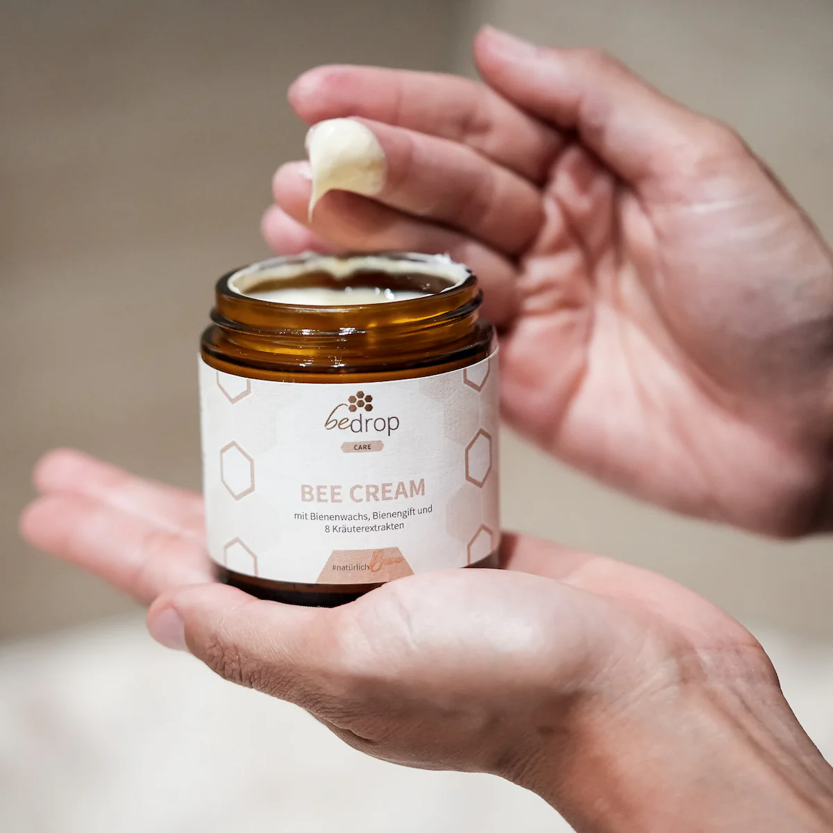 Vorteilsset: 3x Bee Cream Bienengiftsalbe & 8 Kräuterextrakten im 3er Set - Image 5